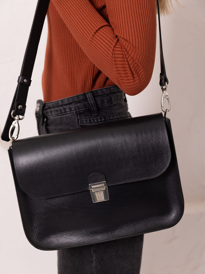 ASTORIA Handbag with Old-Fashioned Buckle - Black - obrazek 5