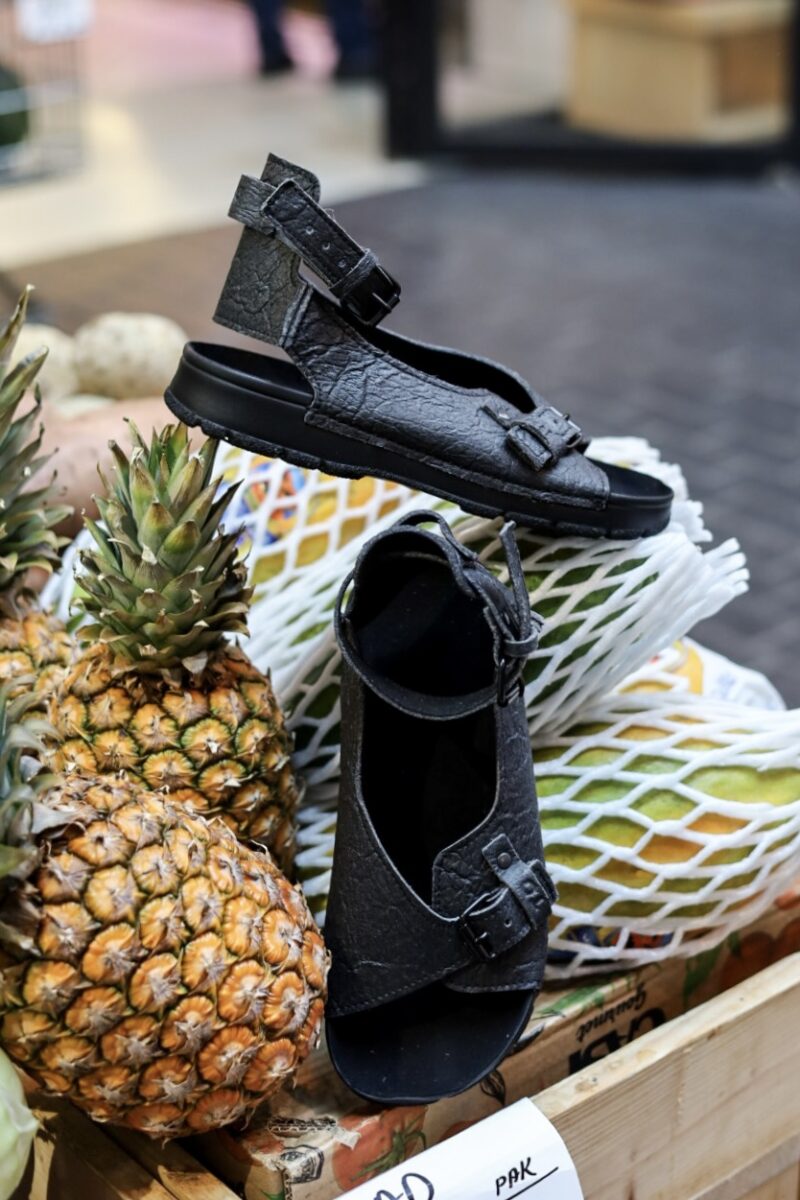 TOKU Athens Vegan Sandals - Black - obrazek 2