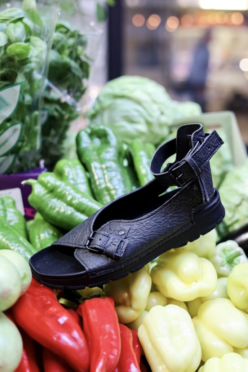 TOKU Athens Vegan Sandals - Black - obrazek 3