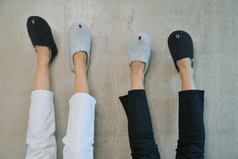 TOKU Budapest Slippers - White - obrazek 2