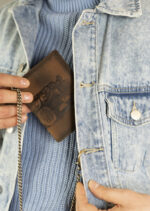 Pionowy portfel męski ze skóry nubukowej z tłoczonym motywem i łańcuchem-7