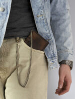 Pionowy portfel męski ze skóry nubukowej z tłoczonym motywem i łańcuchem-10