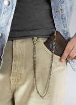 Pionowy portfel męski ze skóry nubukowej z tłoczonym motywem i łańcuchem-9