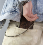 Pionowy portfel męski ze skóry nubukowej z tłoczonym motywem i łańcuchem-8