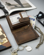 Pionowy portfel męski ze skóry nubukowej z tłoczonym motywem i łańcuchem-1