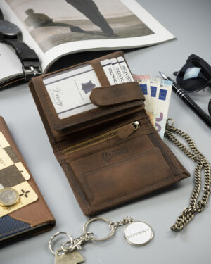 Pionowy portfel męski ze skóry nubukowej z tłoczonym motywem i łańcuchem-1