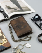 Pionowy portfel męski ze skóry nubukowej z tłoczonym motywem i łańcuchem-11