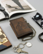 Pionowy portfel męski ze skóry nubukowej z tłoczonym motywem i łańcuchem-12