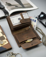 Pionowy portfel męski ze skóry nubukowej z tłoczonym motywem i łańcuchem-2