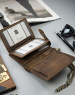 Pionowy portfel męski ze skóry nubukowej z tłoczonym motywem i łańcuchem-4