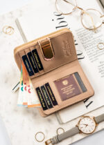 Niewielki portfel w kolorze złotym wykonany ze skóry naturalnej z miejscem na fotografię - Peterson-6