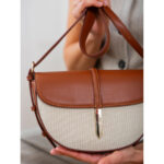 Półokrągła beżowo - brązowa listonoszka damska ze skóry naturalnej i płótna canvas Peterson-9