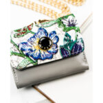 Wielokolorowy portfelik damski ze skóry naturalnej w kwiaty zamykany biglem i zatrzaskiem - Peterson-4