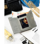 Wielokolorowy portfelik damski ze skóry naturalnej w kwiaty zamykany biglem i zatrzaskiem - Peterson-6