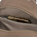 Mały, beżowy plecak damski wykonany z poliestru - Peterson-5