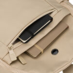 Mały plecak damski wykonany z poliestru w kolorze ecru, jednokomorowy z kieszenią zewnętrzną - Peterson-7